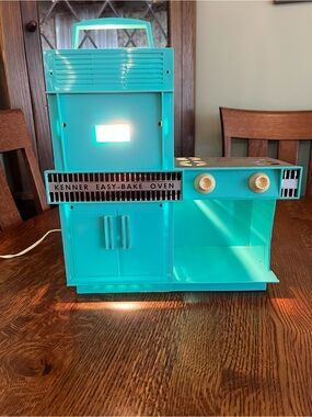 Vintage 1960’s Kenner Easy-Bake Oven Display with 3 Pans - READ